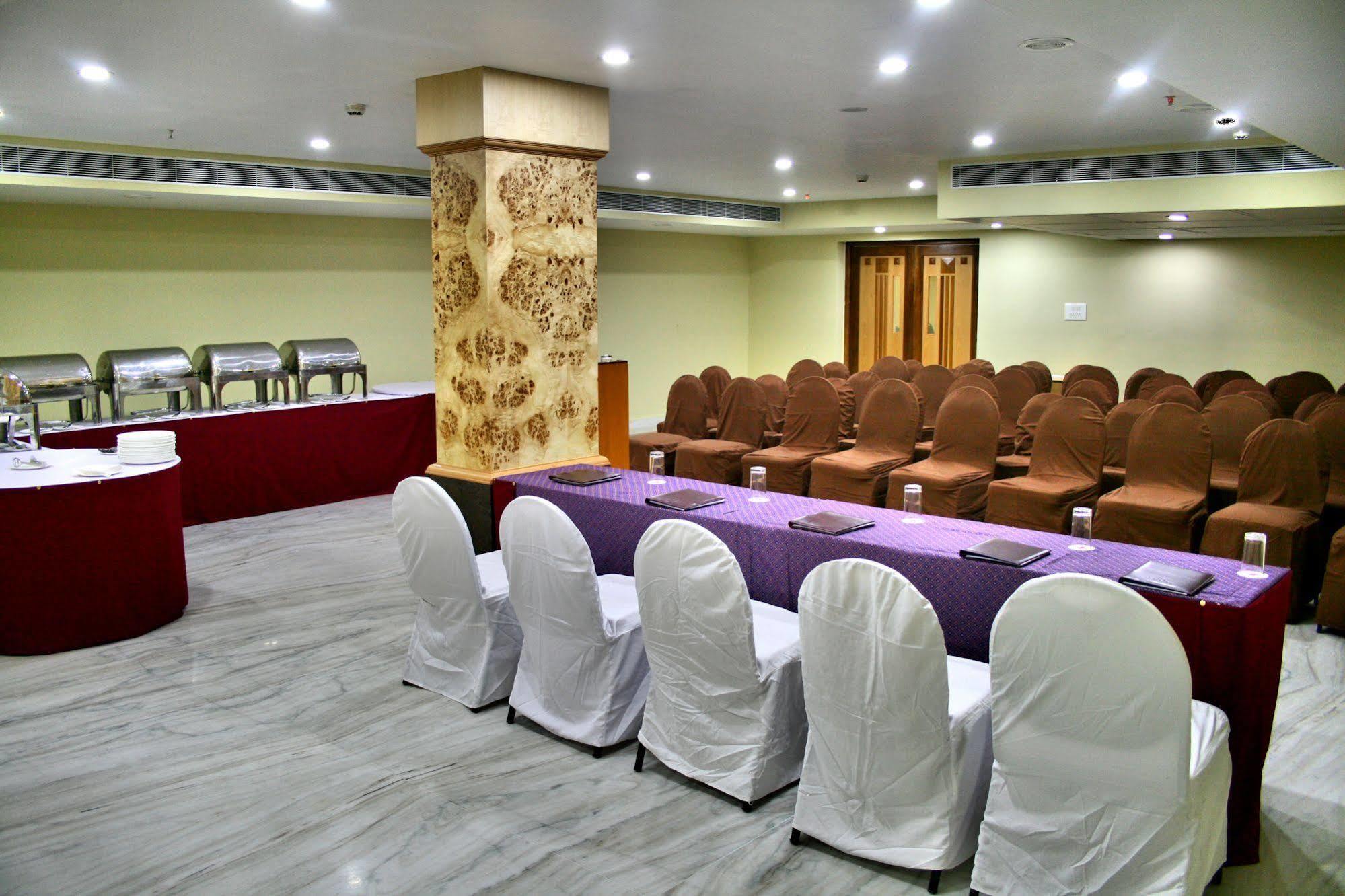 โรงแรมราช พาร์ค ตีรูปาติ ภายนอก รูปภาพ